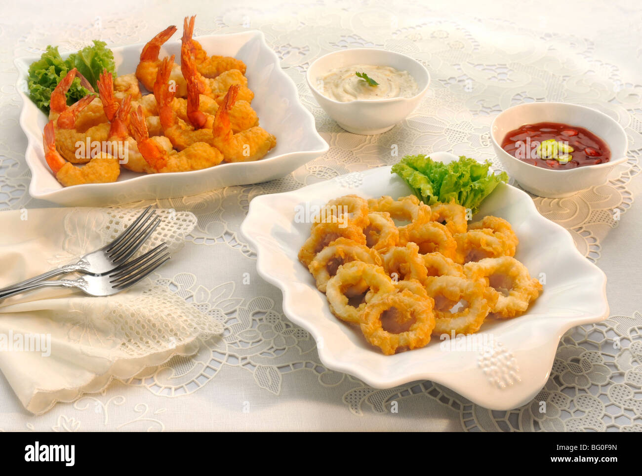 Gebratene Garnelen und Calamari Stockfoto