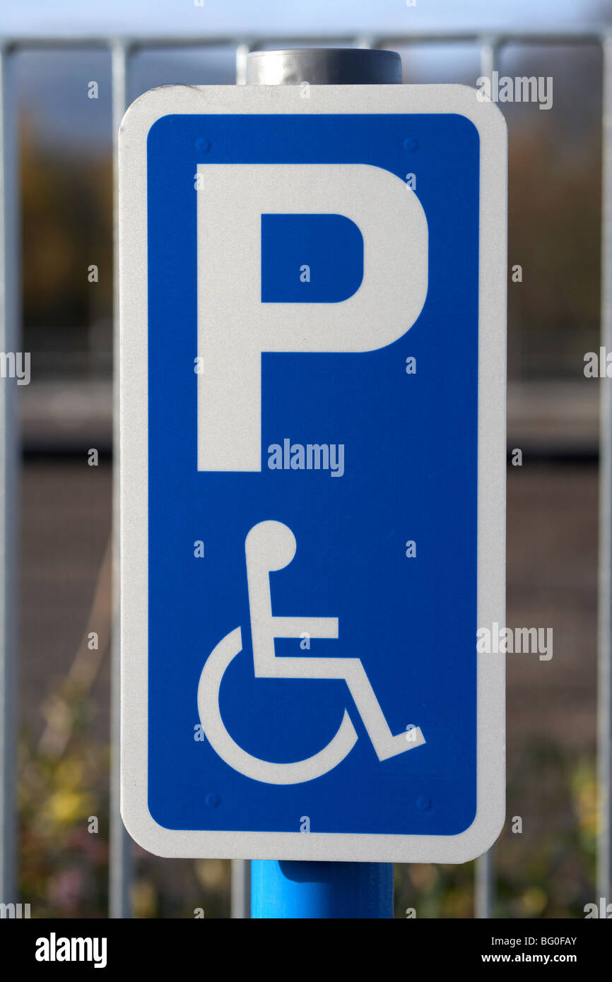 Post mit Behindertenparkplatz Zeichen in einem Parkhaus in der Großbritannien-Irland Stockfoto