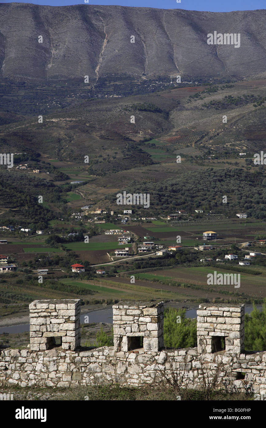 Blick von der Kala oder Schloss die Landschaft und die Berge rund um das Dorf von Berat, Albanien Stockfoto