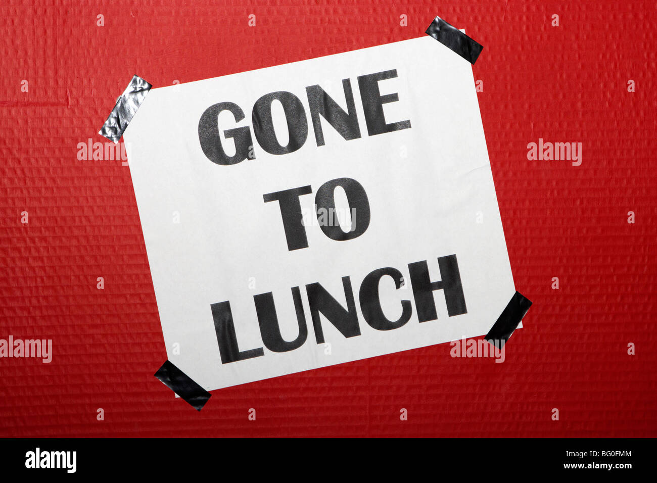 gegangen, um gedrucktes Zeichen auf Board in Schaufenster in Großbritannien Irland geklebt Mittagessen Stockfoto