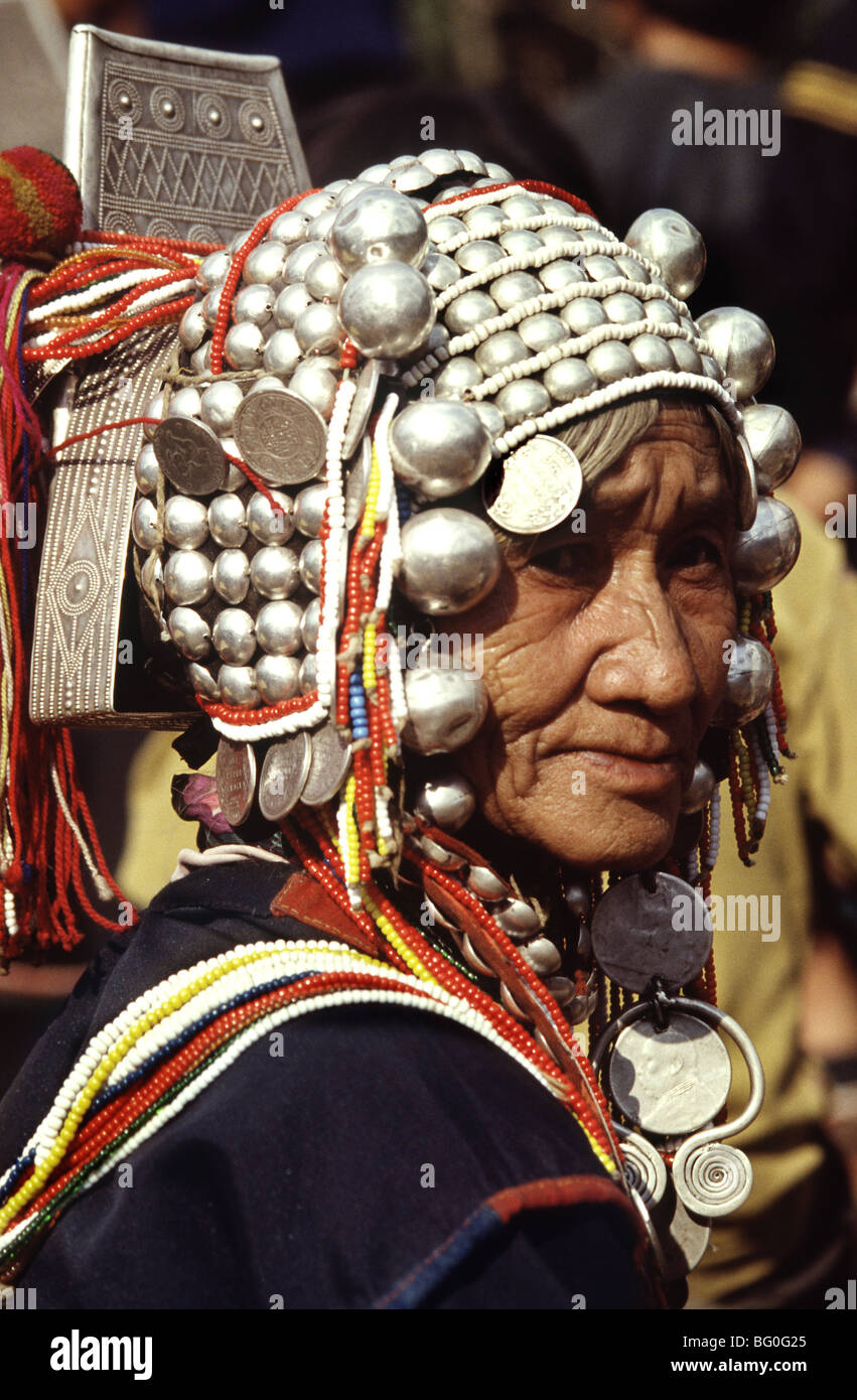 Kopfbedeckungen der Akha Hill Tribe Frau, Nord-Thailand, Südostasien, Asien Stockfoto