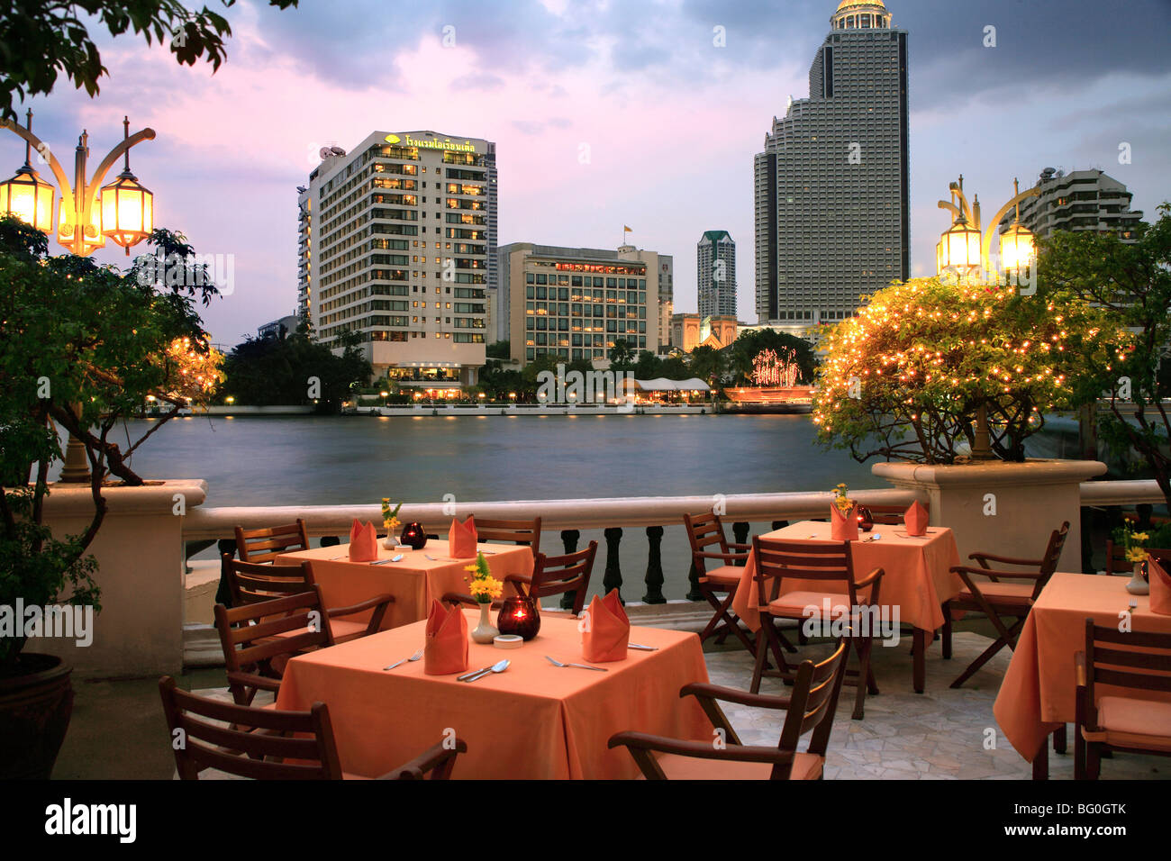 Blick auf das Oriental Hotel über dem Fluß an Sala Rim Naam Restaurant, Bangkok, Thailand, Südostasien, Asien Stockfoto