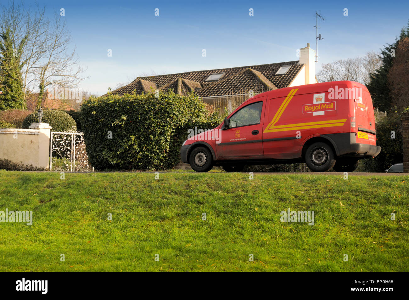 Royal Mail Post van außerhalb eines Hauses England UK geparkt Stockfoto