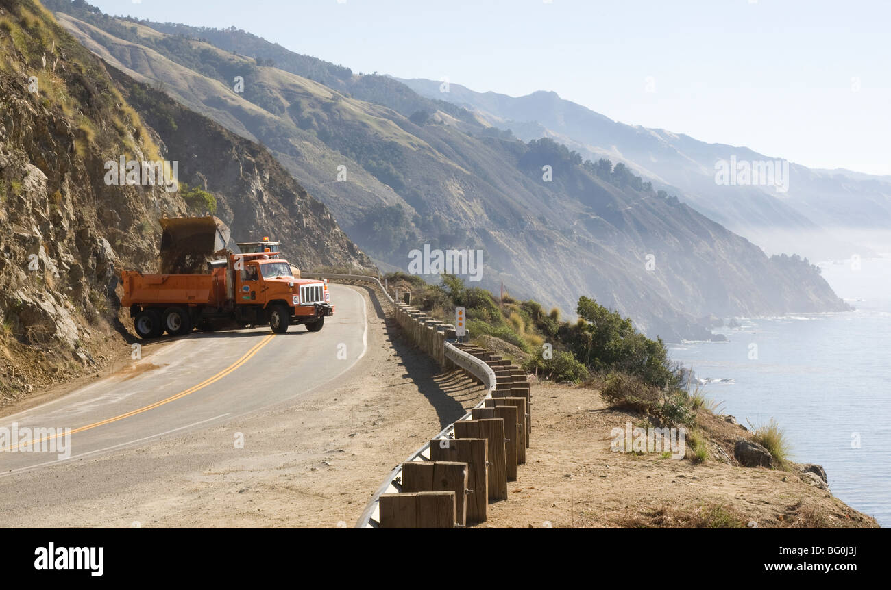 Traktor kippt Bodenerdrutsch Pacific Coast Highway in den Lkw Stockfoto