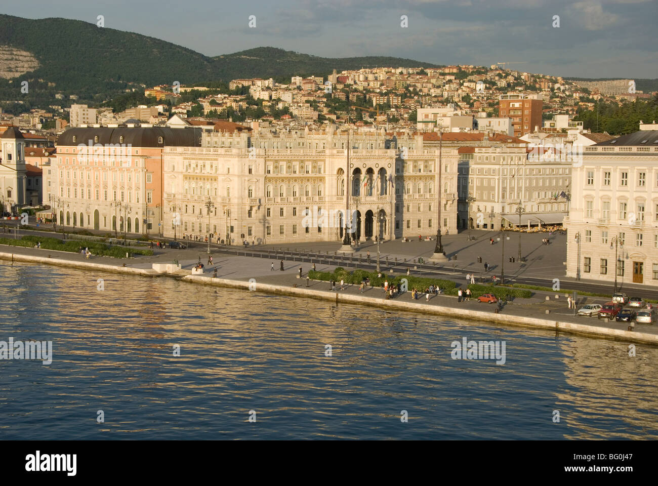 Rathaus (Municipio) als Frontmann auf Piazza Unita d ' Italia, gesehen von Porto Vecchio, Triest, Friaul-Julisch Venetien, Italien, Europa Stockfoto