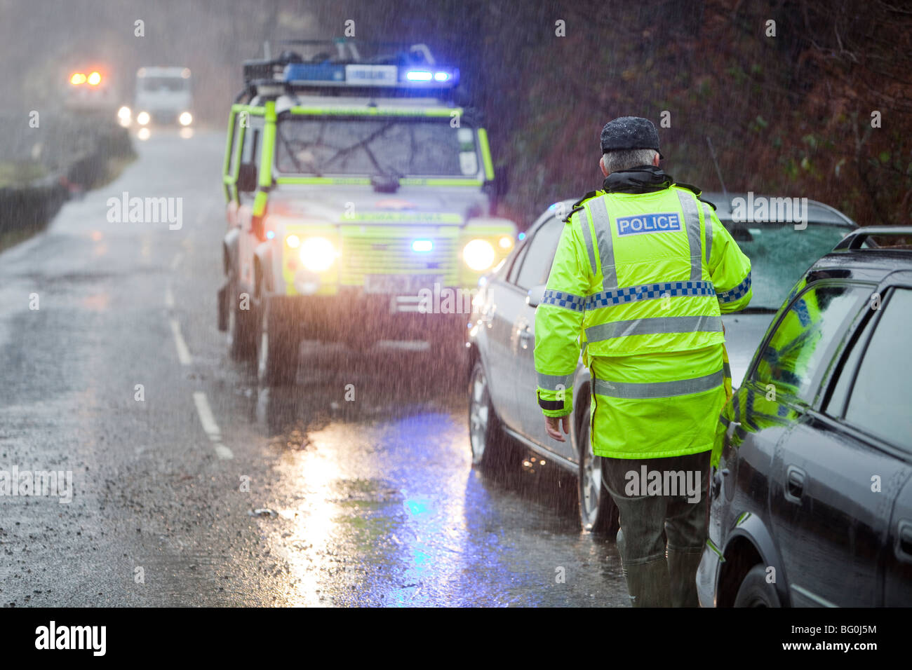 Polizist während der verheerenden November 2009 Überschwemmungen, Cumbria, UK. Stockfoto