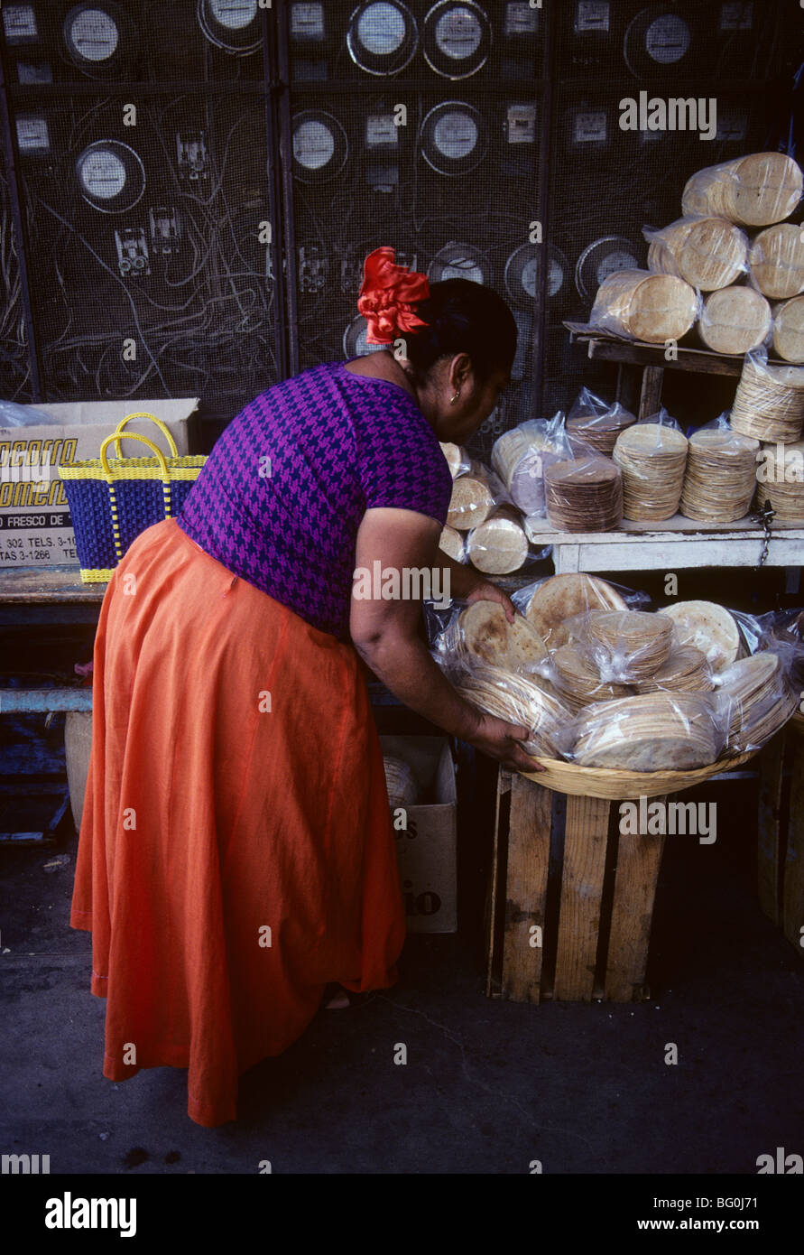 Eine Frau zeigt ihre Tortillas zum Verkauf in Tehuantepec, Mexiko Stockfoto
