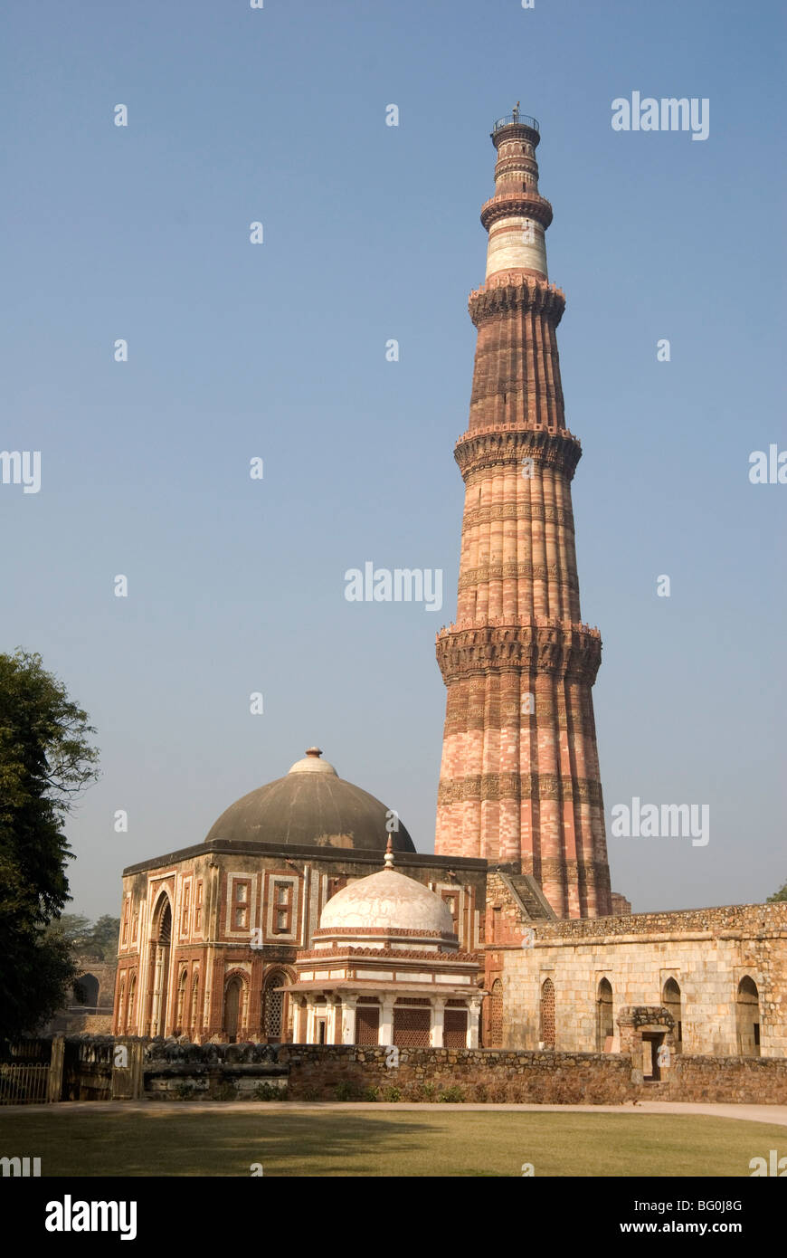 Qutb Minar, Sieg Turm 73m hoch, gebaut zwischen 1193 und 1368 von Sandstein, UNESCO-Weltkulturerbe, Delhi, Indien, Asien Stockfoto