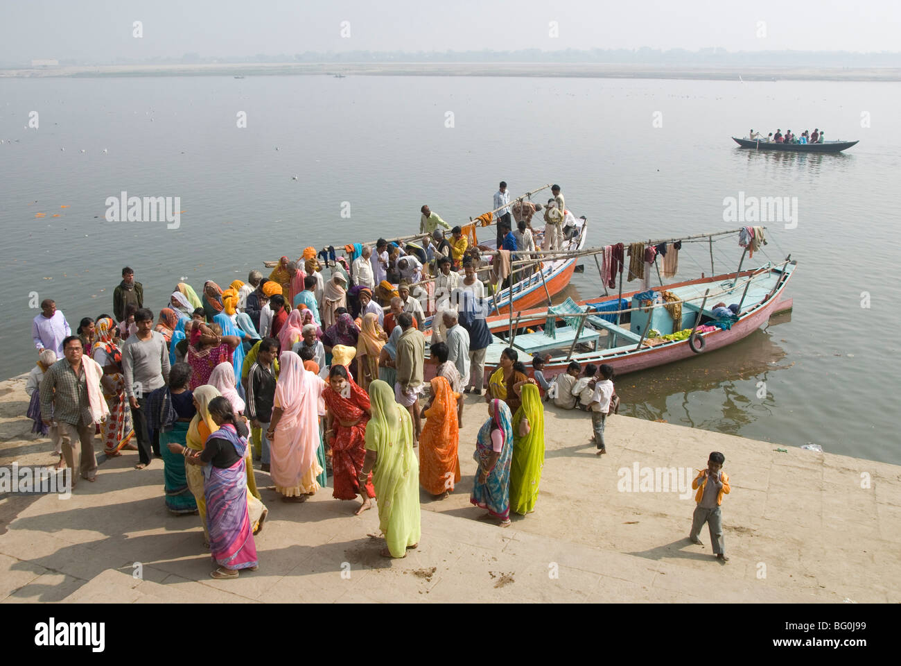 Trauernde Frauen nehmen auf einem Boot auf dem Fluss Ganges während eine Feuerbestattung Platz, Varanasi, Uttar Pradesh Zustand, Indien, Asien nimmt Stockfoto