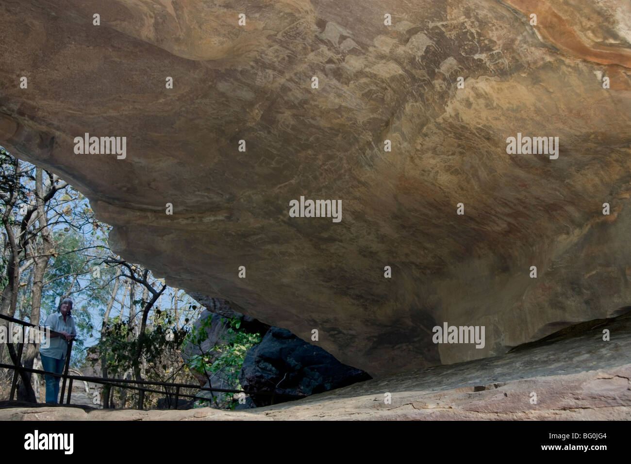 Altsteinzeit Kunstwerk auf dem Dach des Zoo-Höhle, Höhlen von Bhimbetka, in quarzhaltige Sandstein, Staat Madhya Pradesh, Indien Stockfoto