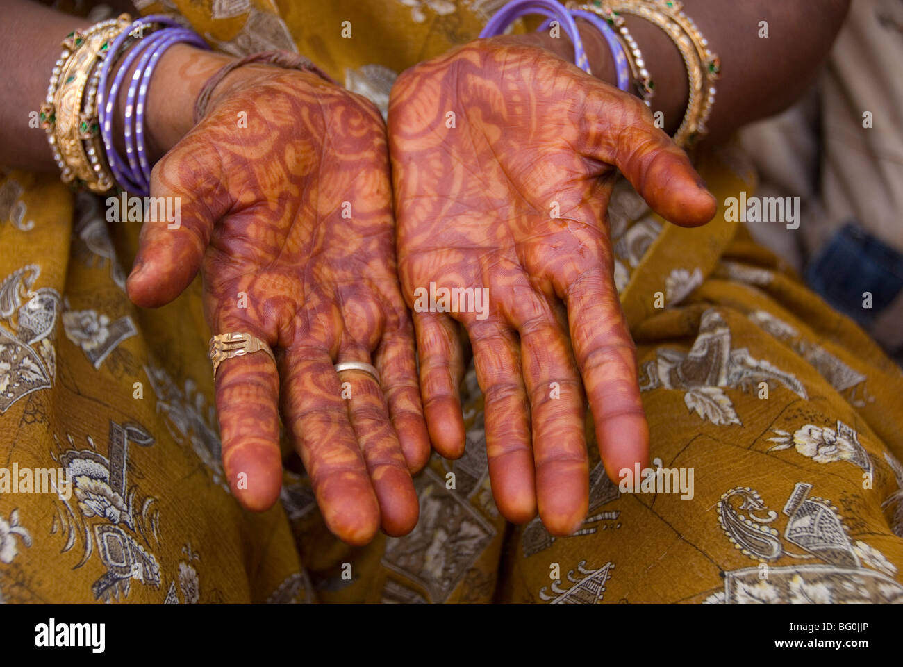 Henna Dekoration an den Händen von einer alten Dame Einwohner, Porbander, Gujarat, Indien, Asien Stockfoto