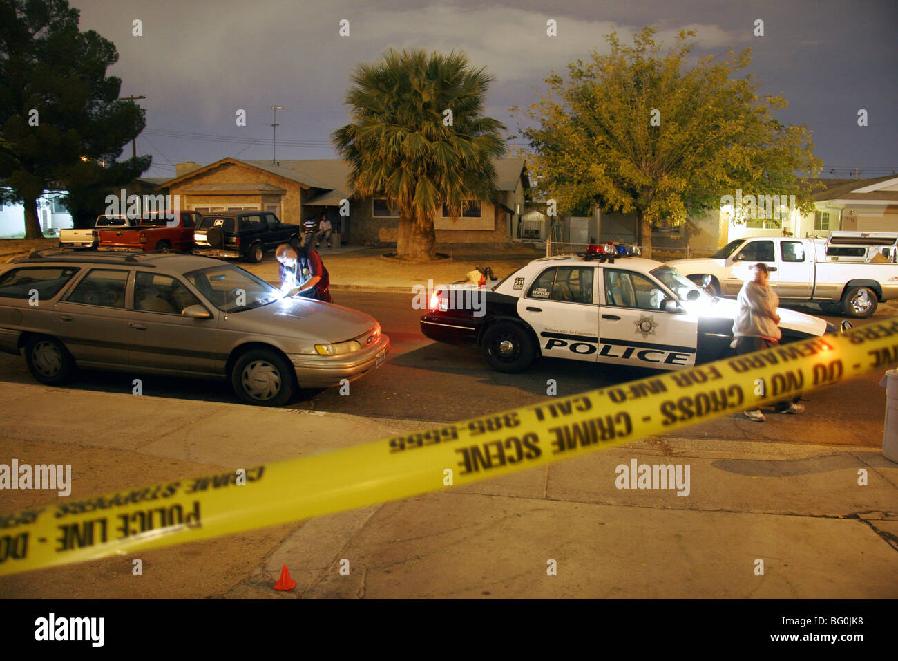 Las Vegas-Polizei "und" CSI an einem Tatort spät in der Nacht, Las Vegas, Nevada, USA. Stockfoto