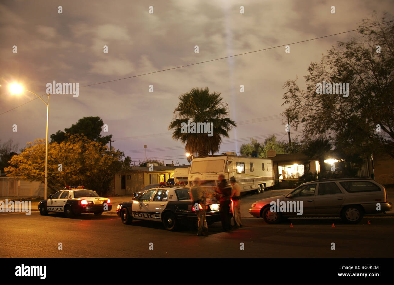 Las Vegas Metropolitan Police Officers und CSI Officer am Tatort eines spät in die Nacht. Stockfoto
