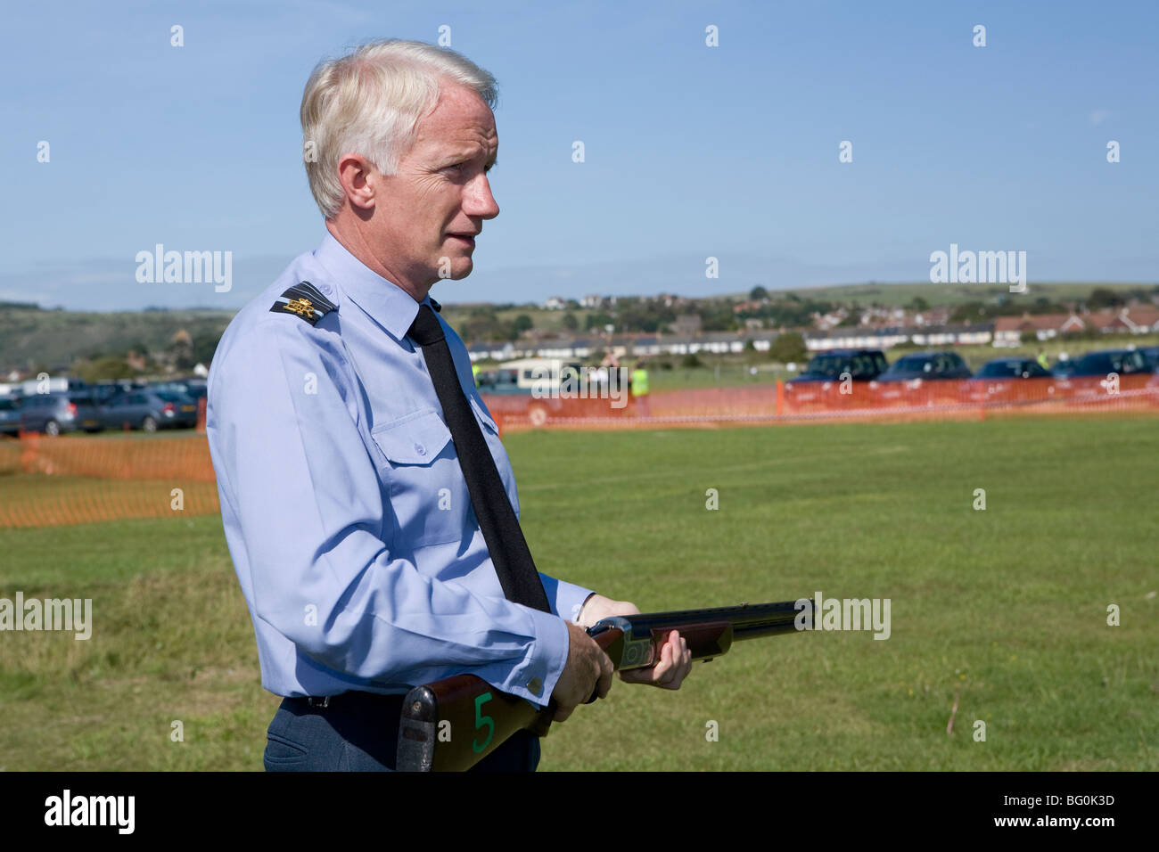 Sir Stephen Dalton, Air Chief Marshal, RAF mit Gewehr in der Hand
