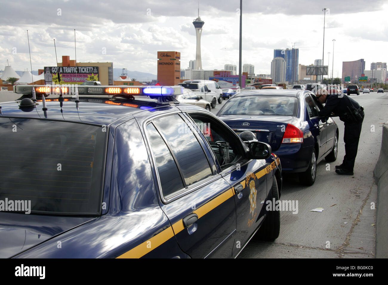 Nevada Highway Patrol State Trooper spricht mit einem Fahrer über ein Verkehrsdelikt in Las Vegas, Nevada, USA Stockfoto