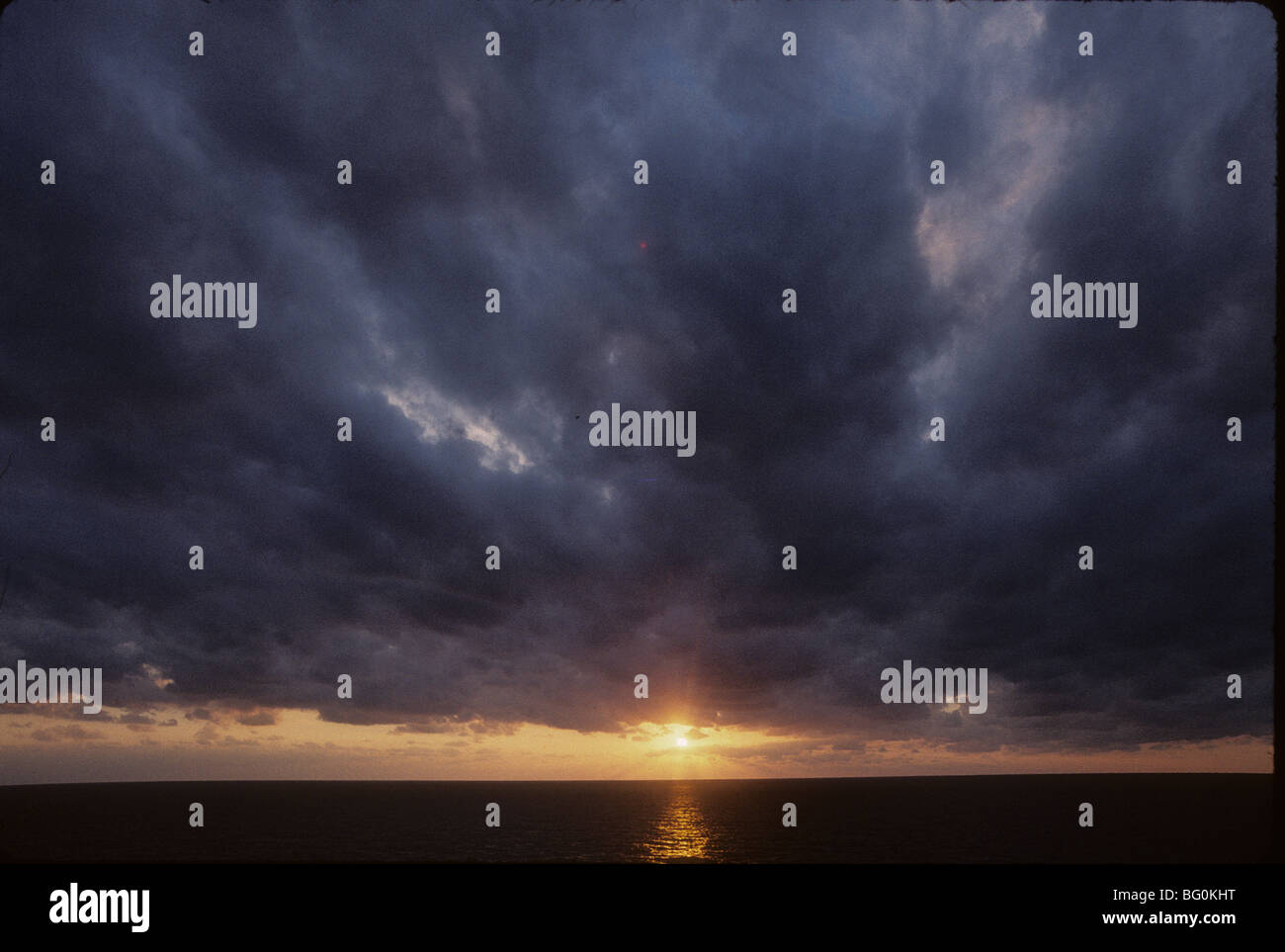 Sonnenuntergang und Wolken, Pazifik Stockfoto