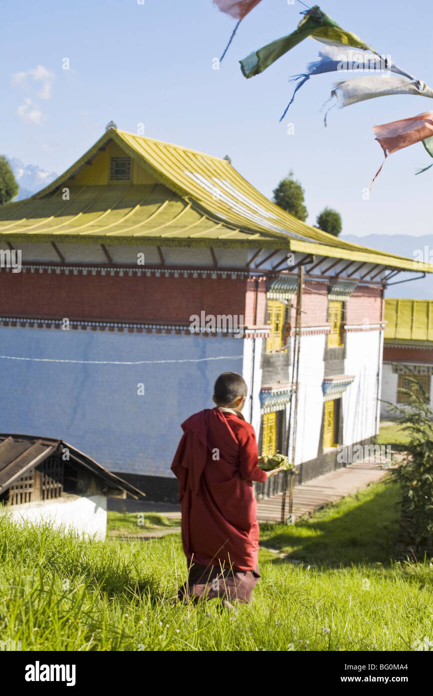 Neuling Mönch führt zu Sangachoeling Gompa, die zweite älteste Gompa in Sikkim, Pelling, Sikkim, Indien, Asien Stockfoto