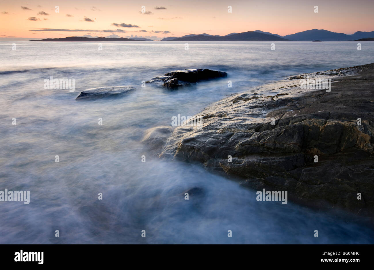 Abenddämmerung Blick in Richtung z. und die Insel der Hügel von North Harris von Borve Strand, Isle of Harris, äußeren Hebriden, Schottland Stockfoto