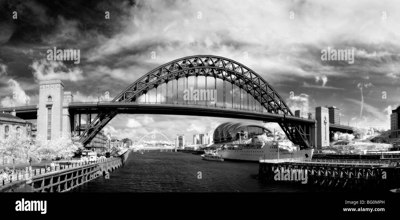 Infrarotbild, Fluss Tyne, Tyne Brücken und Gebäude entlang Kai, Newcastle Upon Tyne, Tyne and Wear, Großbritannien Stockfoto