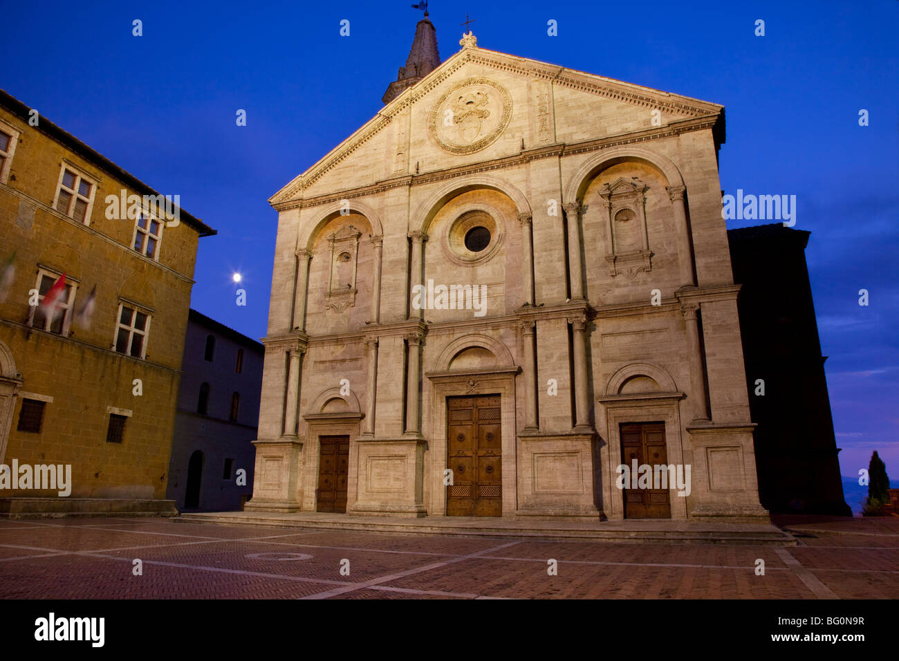 Abenddämmerung in der Piazza Pio in Pienza Toskana Italien Stockfoto
