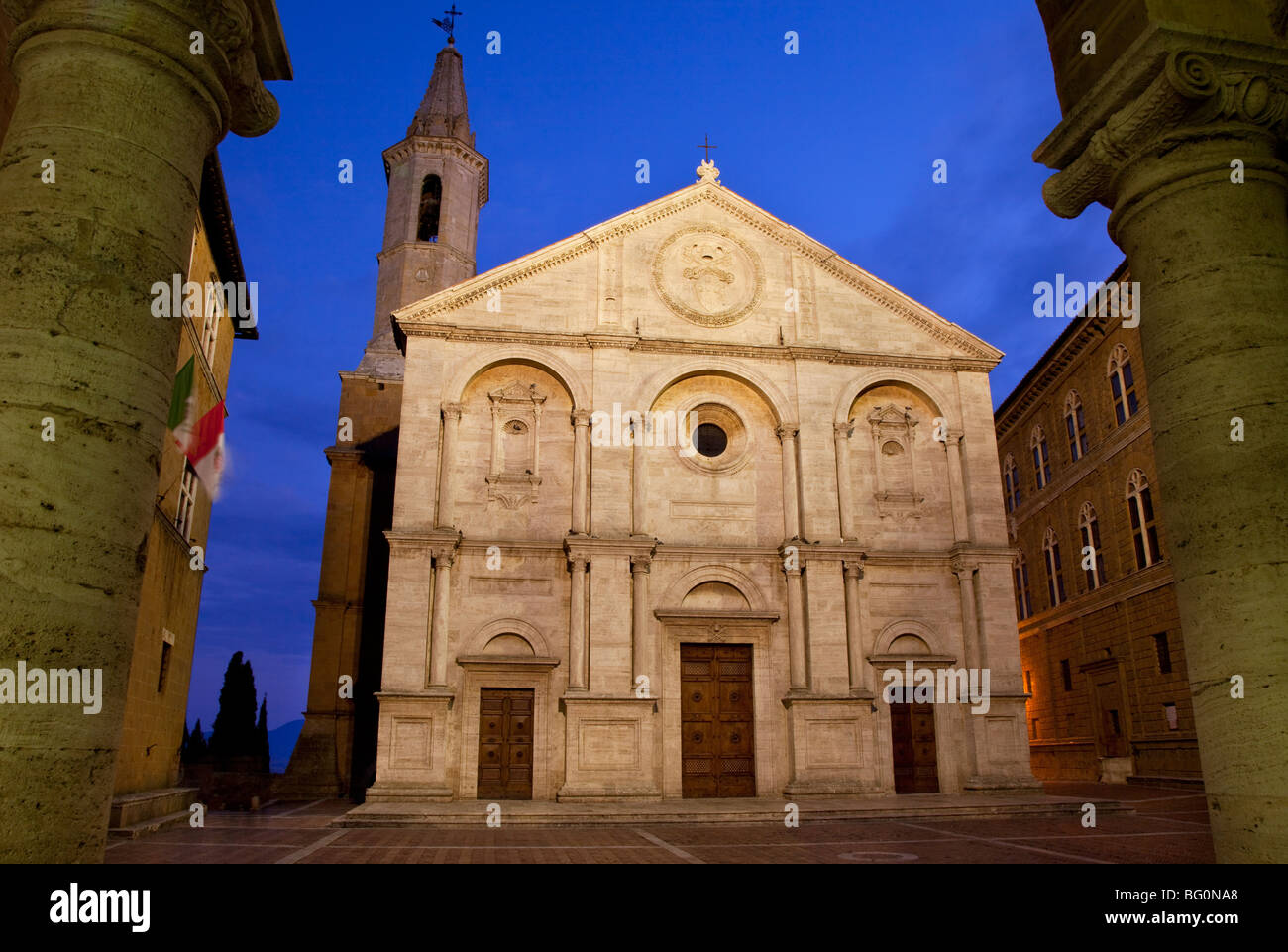 Abenddämmerung auf der Piazza Pio in Pienza, Toskana, Italien Stockfoto