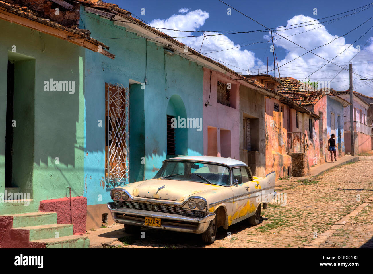 Amerikanische Oldtimer parkten auf gepflasterten Straße vor bunt bemalte Häuser, Trinidad, Kuba, Karibik, Mittelamerika Stockfoto
