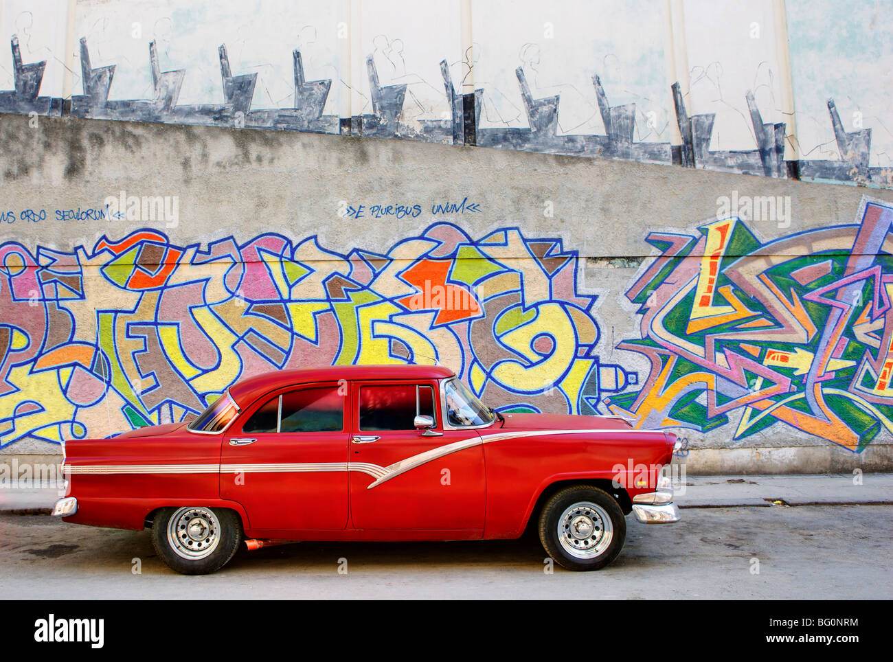 Klassische rote amerikanische vor Graffiti Auto bedeckt Wand, Havanna, Kuba, Karibik, Mittelamerika Stockfoto