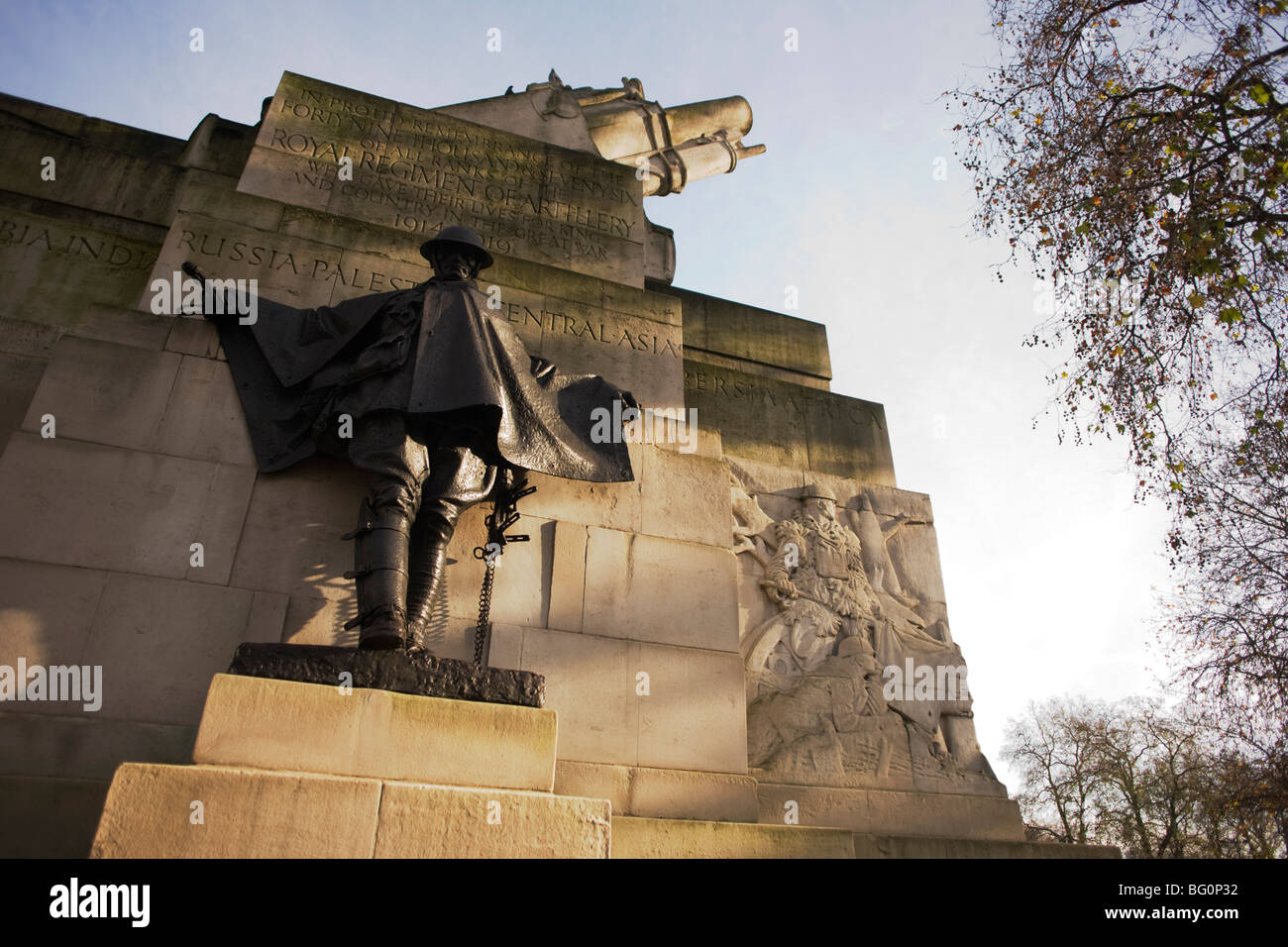 Bronzestatue des Soldaten zum Gedenken an ersten Weltkrieg kämpft an der Seite der Royal Artillery Kriegerdenkmal am Hyde Park. Stockfoto