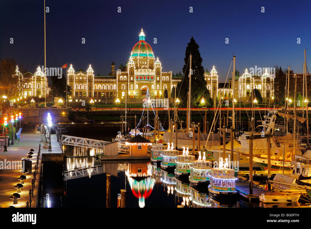 Weihnachtsbeleuchtung im Innenhafen und Legislative Gebäude-Victoria, British Columbia, Kanada. Stockfoto