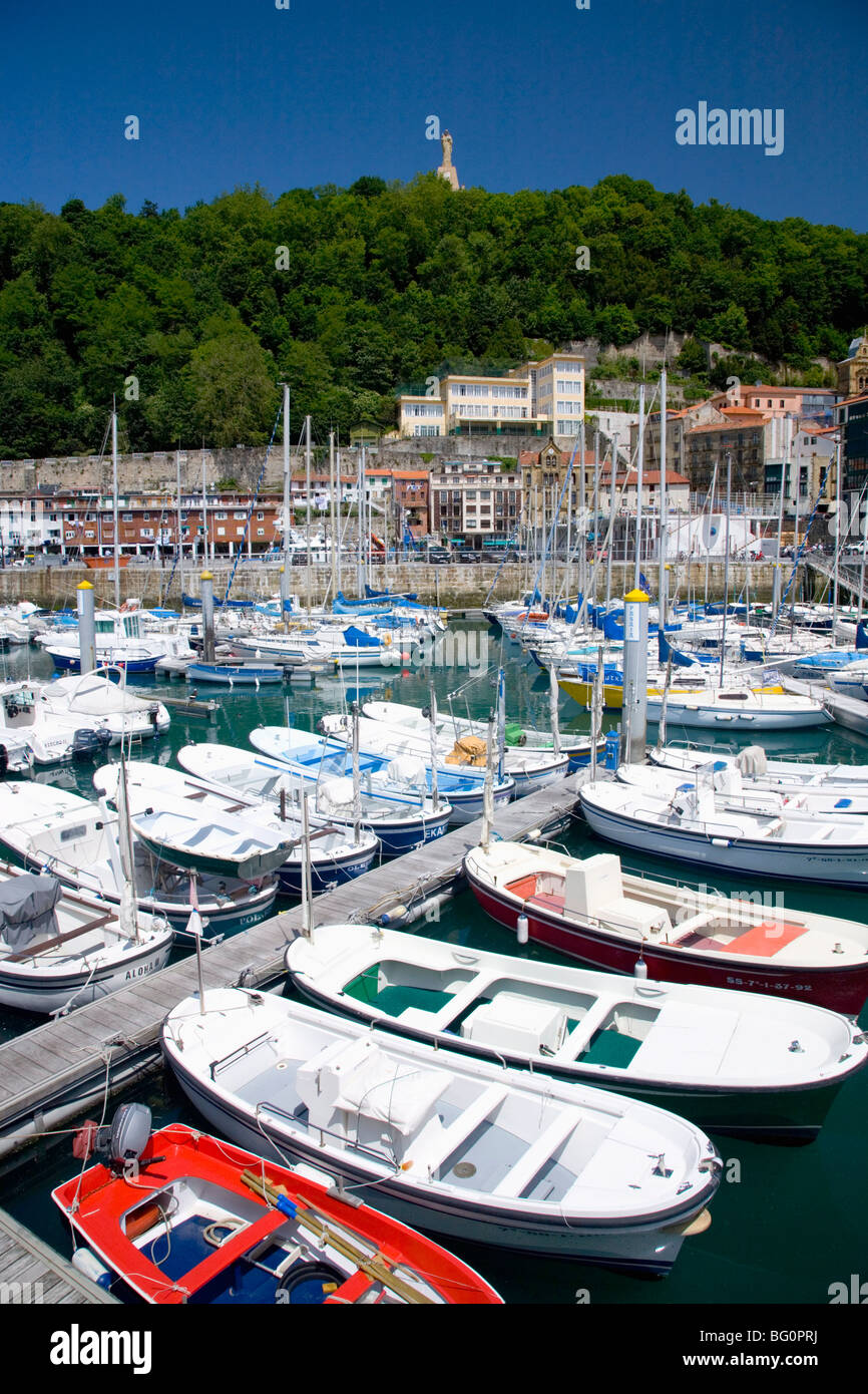 Blick über den Hafen Towooded hängen des Monte Urgull, San Sebastian, Guipuzcoa, Pais Vasco (Baskenland), Baskenland, Spanien Stockfoto