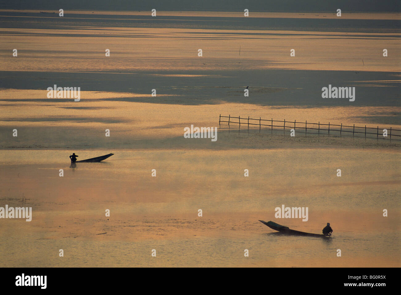 Zwei Boote Angeln im Morgengrauen, Inle-See, Shan-Staat, Myanmar (Burma), Asien Stockfoto