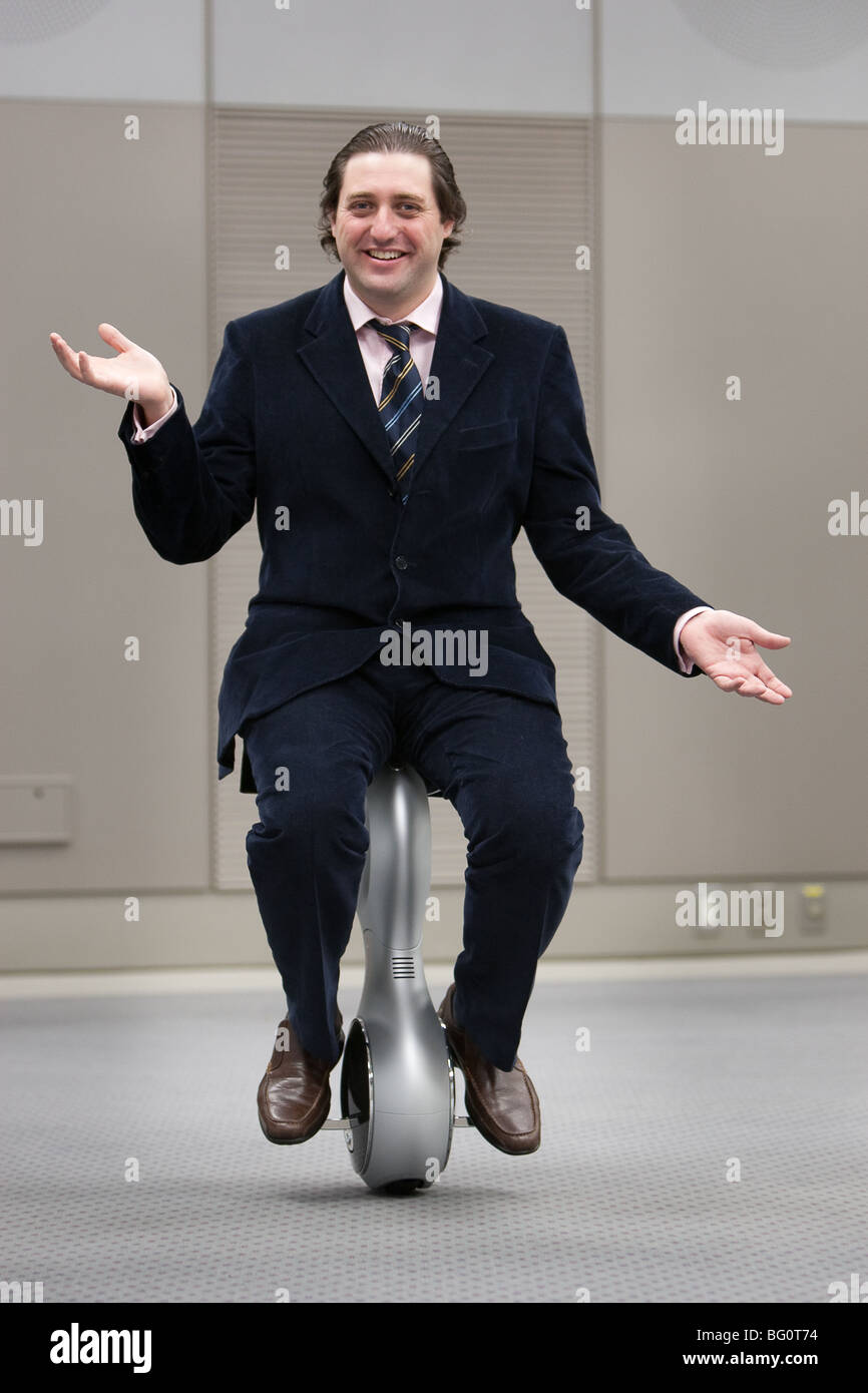 Mann, Honda U3-X Einrad, Prototyp der persönlichen Mobilität Gerät auszuprobieren Stockfoto