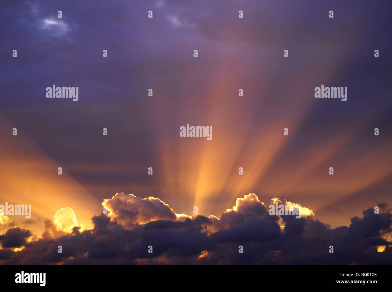 Sonnenstrahlen durch Gewitterhimmel, Sydney, New South Wales, Australien, Pazifik Stockfoto