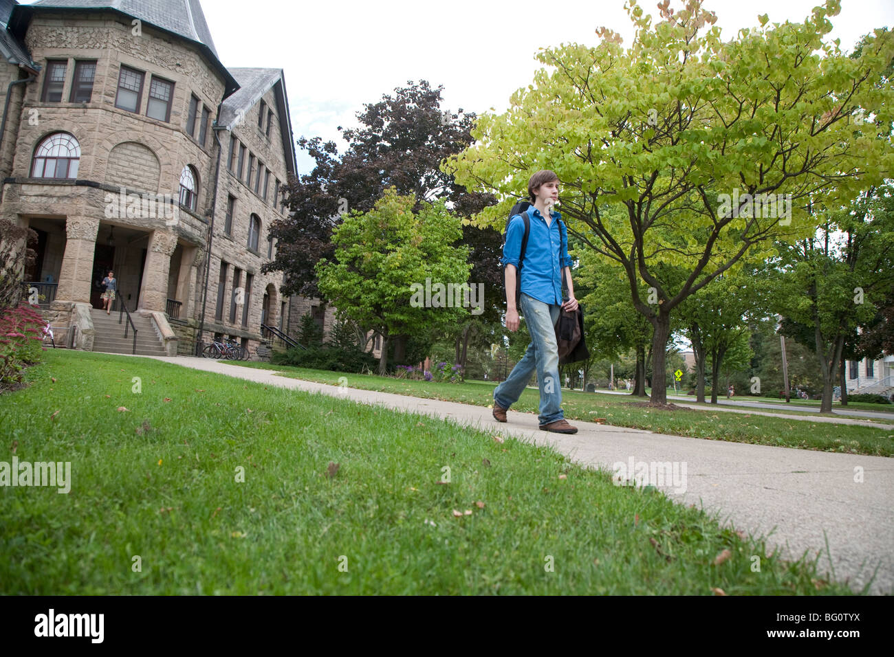 Oberlin, Ohio - Student geht über den Campus am Oberlin College. Stockfoto