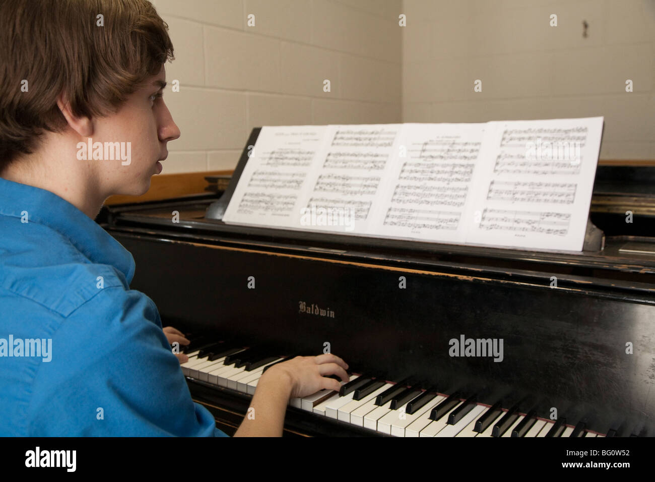 Musikstudentin Wade Coufal spielt ein Klavier in einem Proberaum am Oberlin Conservatory of Music auf dem Campus der Oberlin College Stockfoto