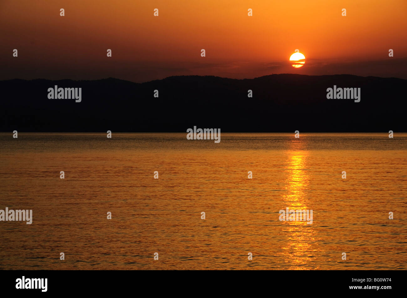 Sonnenuntergang über der Ägäis, genommen von Loutraki, Skopelos, mit Skiathos in Hintergrund, Sporaden, griechische Inseln, Griechenland Stockfoto