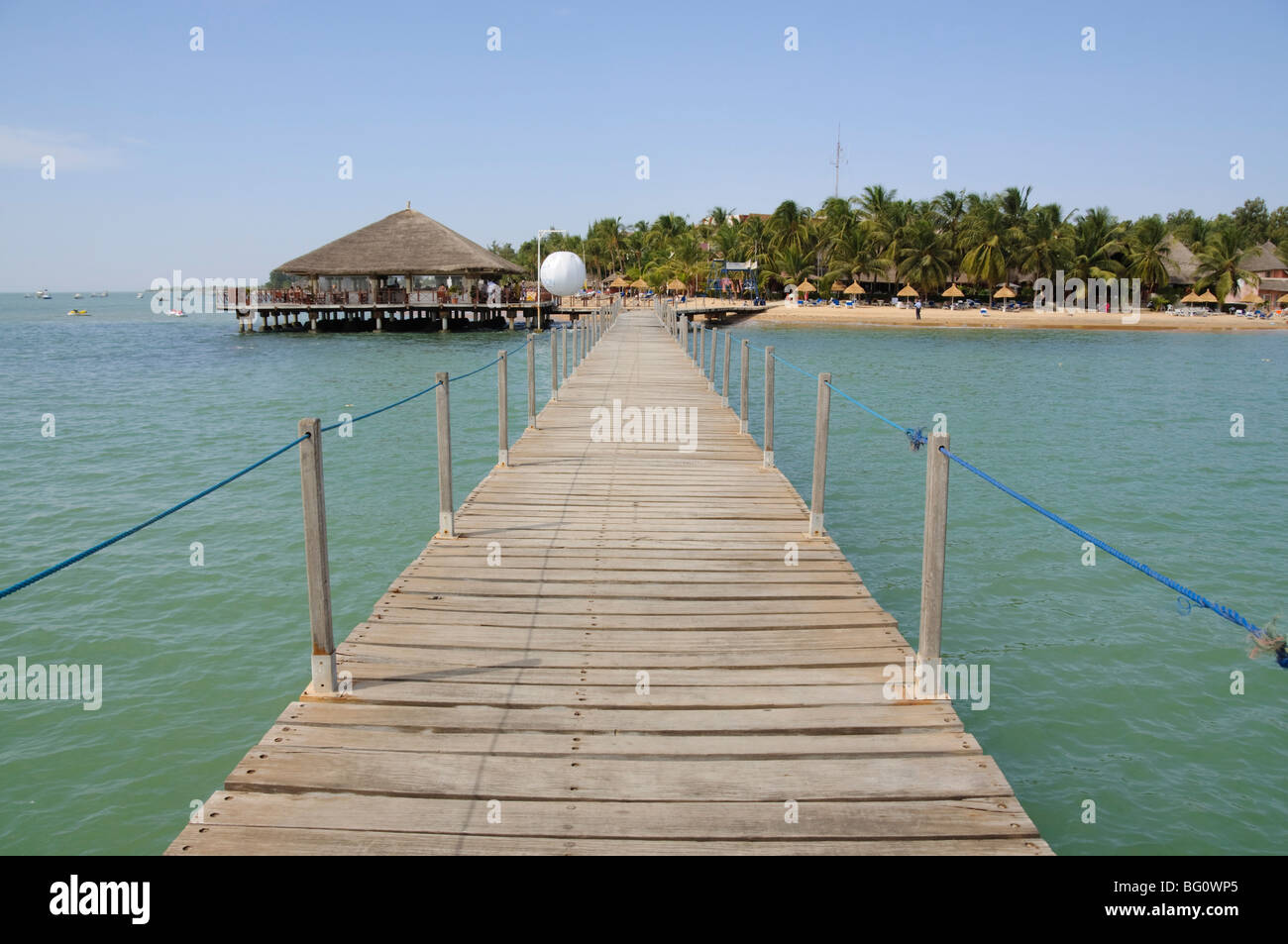 Steg und Strand Hütte, Saly, Senegal, Westafrika, Afrika Stockfoto