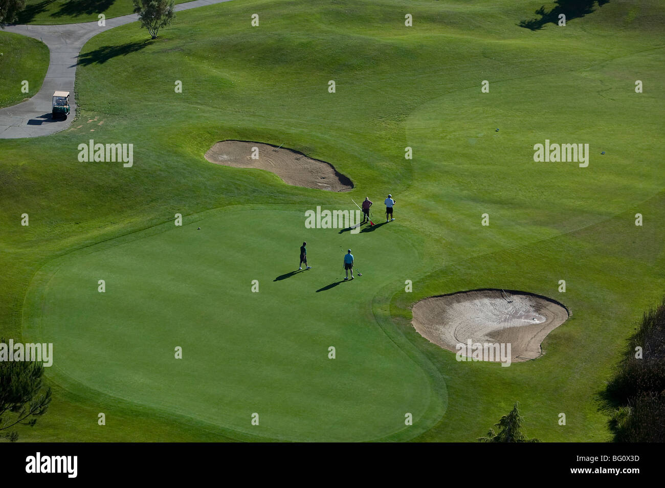Luftaufnahmen über vier Golfer setzen auf grünen Hahn laufen Golfplatz Petaluma California Sonoma County Stockfoto