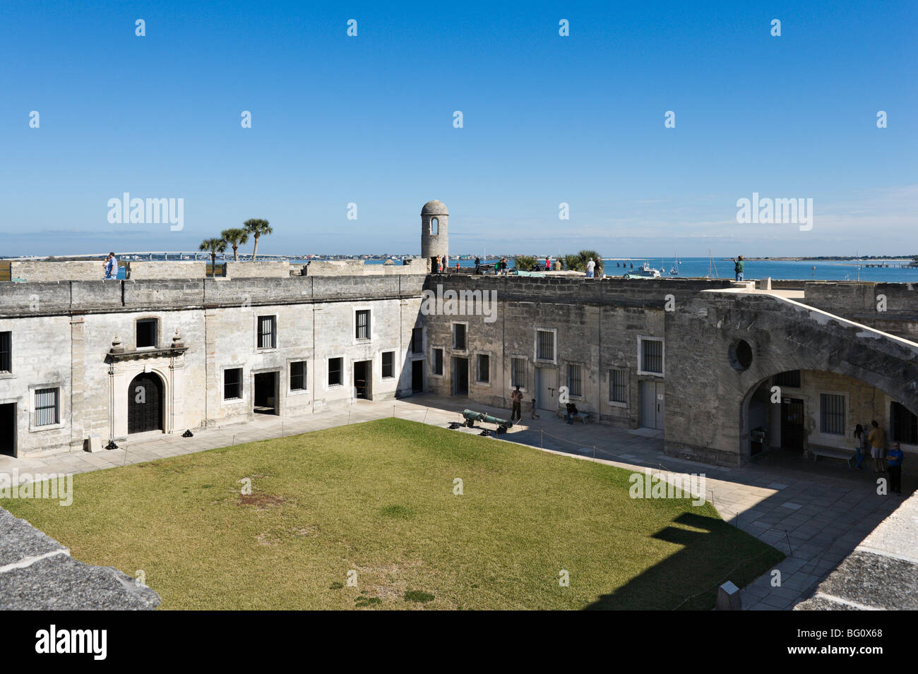 Blick von der oberen Ebene in den Innenhof (Plaza de Armas), Castillo de San Marcos, St. Augustine, Florida, USA Stockfoto