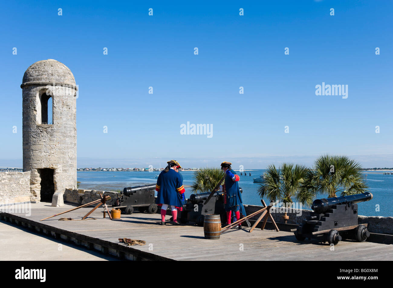 Kanone abfeuern Demonstration auf der Bastion San Carlos in das Castillo de San Marcos, St. Augustine, Florida, USA Stockfoto