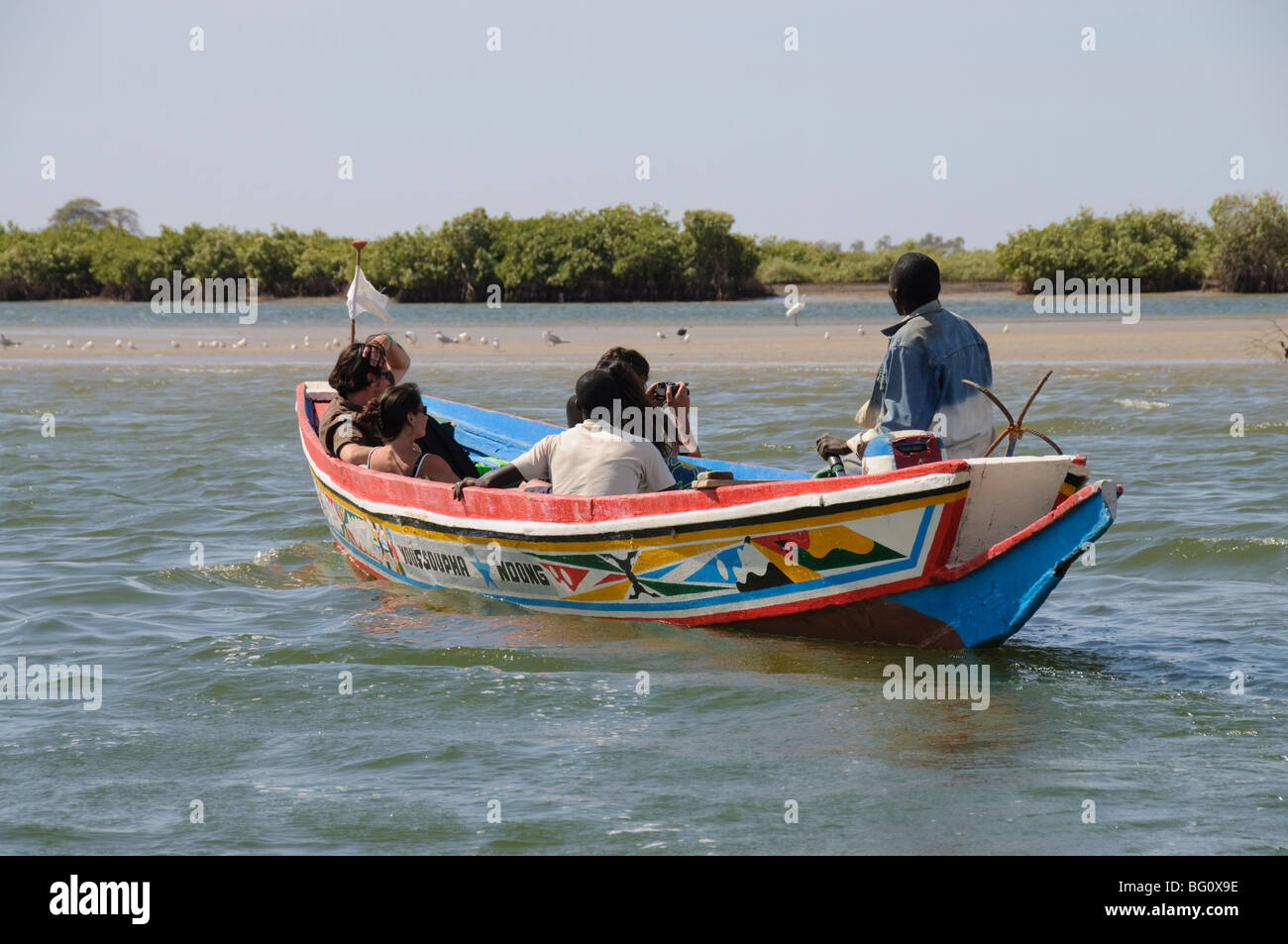 Piroge oder Fischerboot auf den Backwaters von Sine Saloum-Delta, Senegal, Westafrika, Afrika Stockfoto