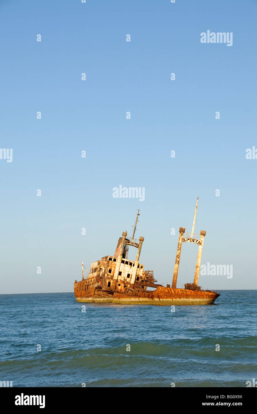 Schiff Wrack direkt vor dem Strand in der Nähe von Royal Lodge, Sine-Saloum-Delta, Senegal, Westafrika, Afrika Stockfoto