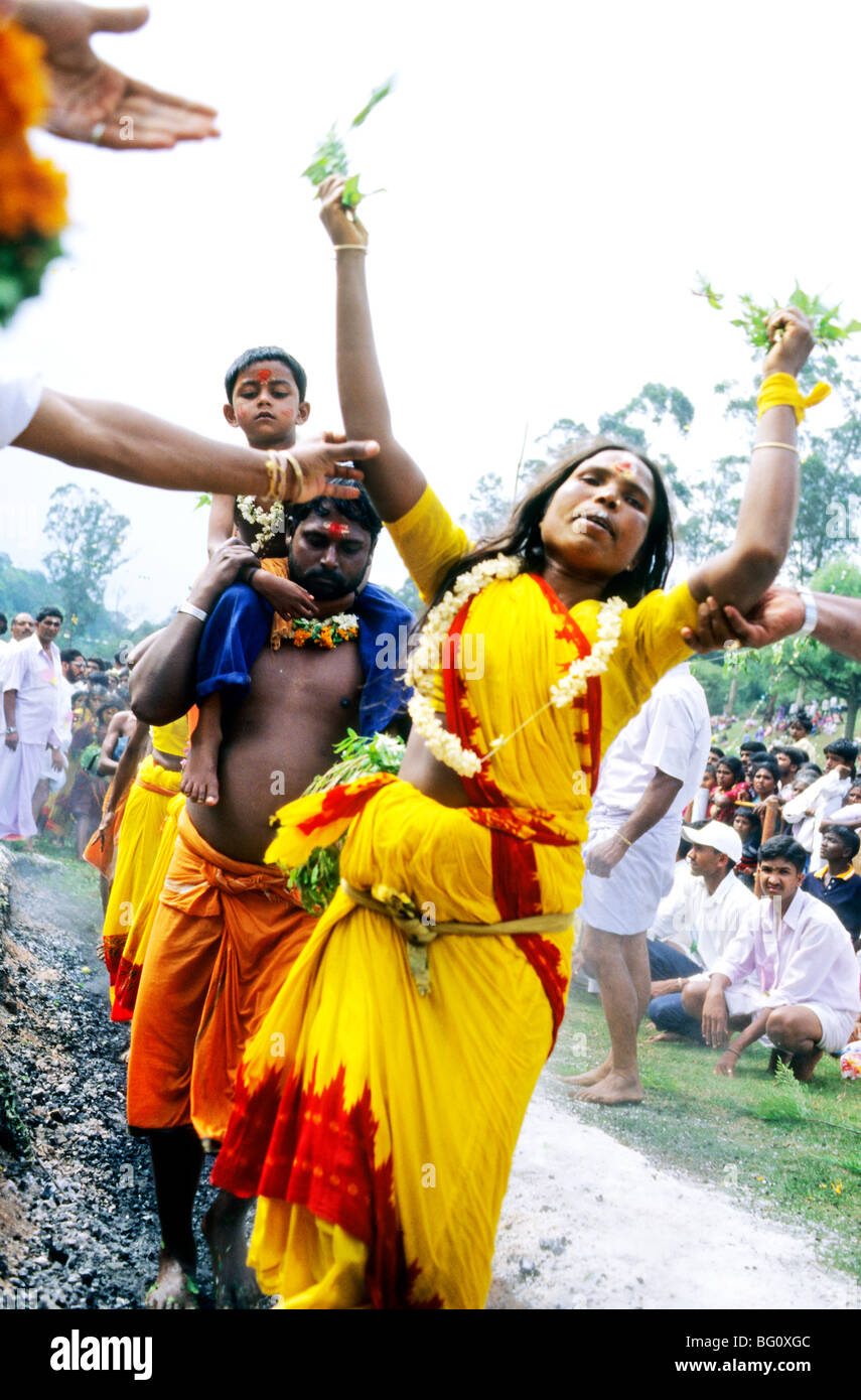 Feuer im Dorf Manjacombi im südindischen Bundesstaat Tamil Nadu. Fire walking ist ein wichtiges Ritual durch bestimmte Abschnitte der hinduistischen Gesellschaft praktiziert. Fire walking ist ein Akt der Selbstreinigung. Für einige Anhänger ist ein Teil von einem Gelübde, in der die Anhänger verspricht auf Feuer im Austausch für einen Wunsch oder Segen von Amman erteilt. Amman ist eine wichtige weibliche Gottheit mit der Shakti Kult in South Indian und tamilischen Kultur verbunden. Stockfoto