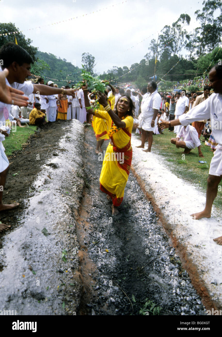 Feuer im Dorf Manjacombi im südindischen Bundesstaat Tamil Nadu. Fire walking ist ein wichtiges Ritual durch bestimmte Abschnitte der hinduistischen Gesellschaft praktiziert. Fire walking ist ein Akt der Selbstreinigung. Für einige Anhänger ist ein Teil von einem Gelübde, in der die Anhänger verspricht auf Feuer im Austausch für einen Wunsch oder Segen von Amman erteilt. Amman ist eine wichtige weibliche Gottheit mit der Shakti Kult in South Indian und tamilischen Kultur verbunden. Stockfoto