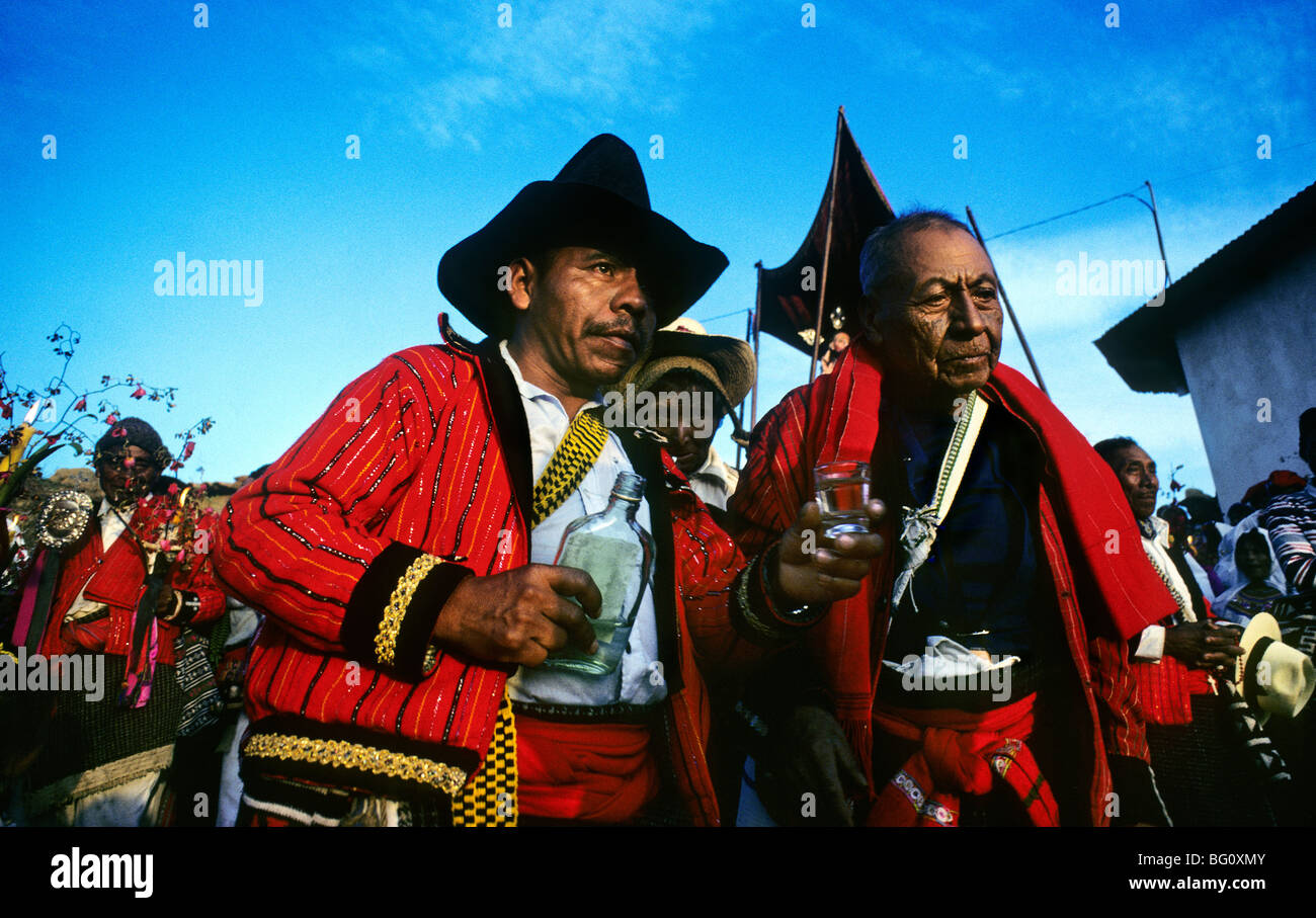 Am Ostersonntag morgen Prozession eine Anzahl der Männer trinken Guaro, einer klaren Alkohol aus vergorenem und destilliertem Zuckerrohr, der Tag der Feier in Joyabaj, Guatemala zu beginnen. Stockfoto