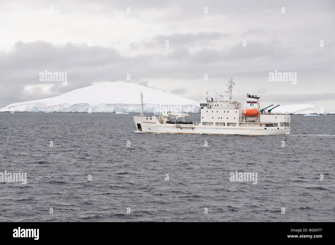 Schiff in den Gewässern um die antarktische Halbinsel, Antarktis, Polarregionen Stockfoto