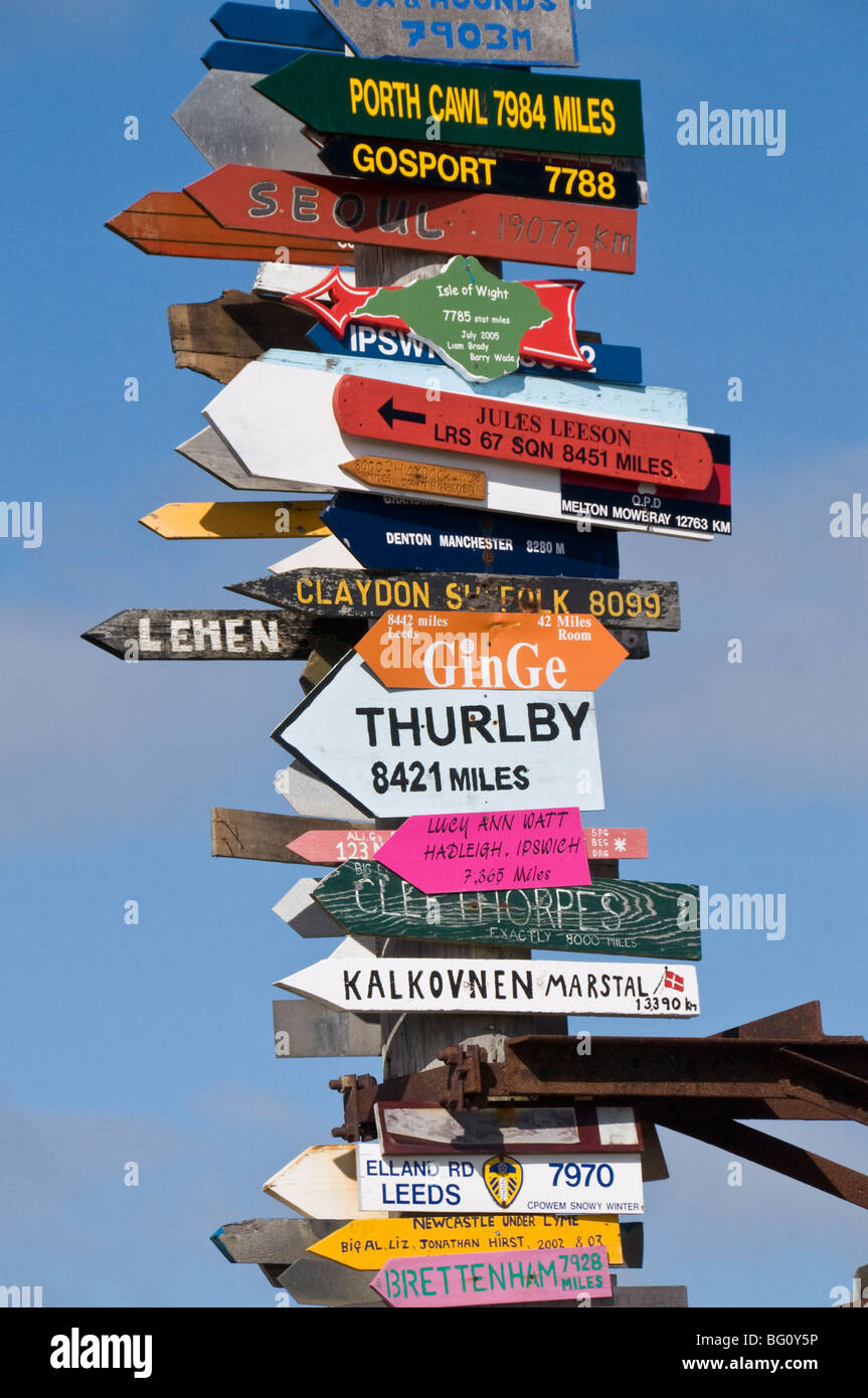 Schilder mit Laufleistung Reiseziele der Welt gemacht in einen Totempfahl, Port Stanley, Falkland-Inseln, Südamerika Stockfoto