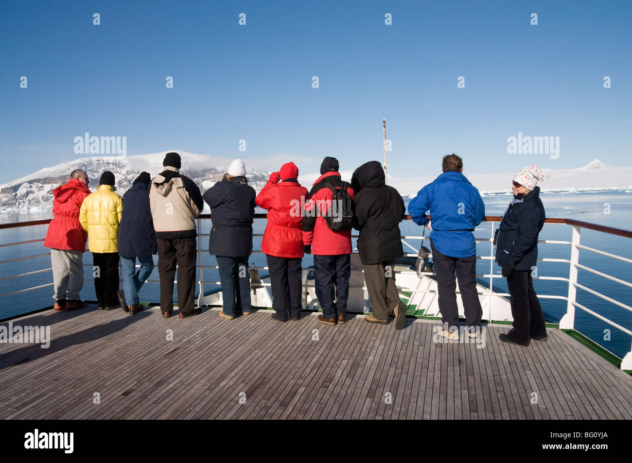Touristen auf der Suche auf Eis in der Antarktis Sound, antarktische Halbinsel, Antarktis, Polarregionen Stockfoto