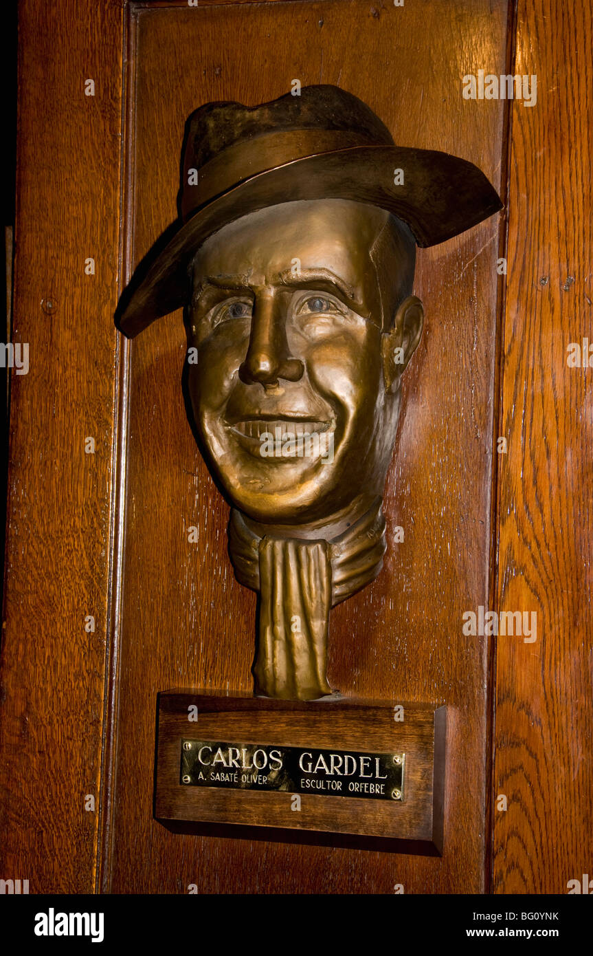 Büste von Carlos Gardel berühmt für Tango, Cafe Tortoni, einem berühmten Tango-Café-Restaurant, Buenos Aires, Argentinien, Südamerika Stockfoto