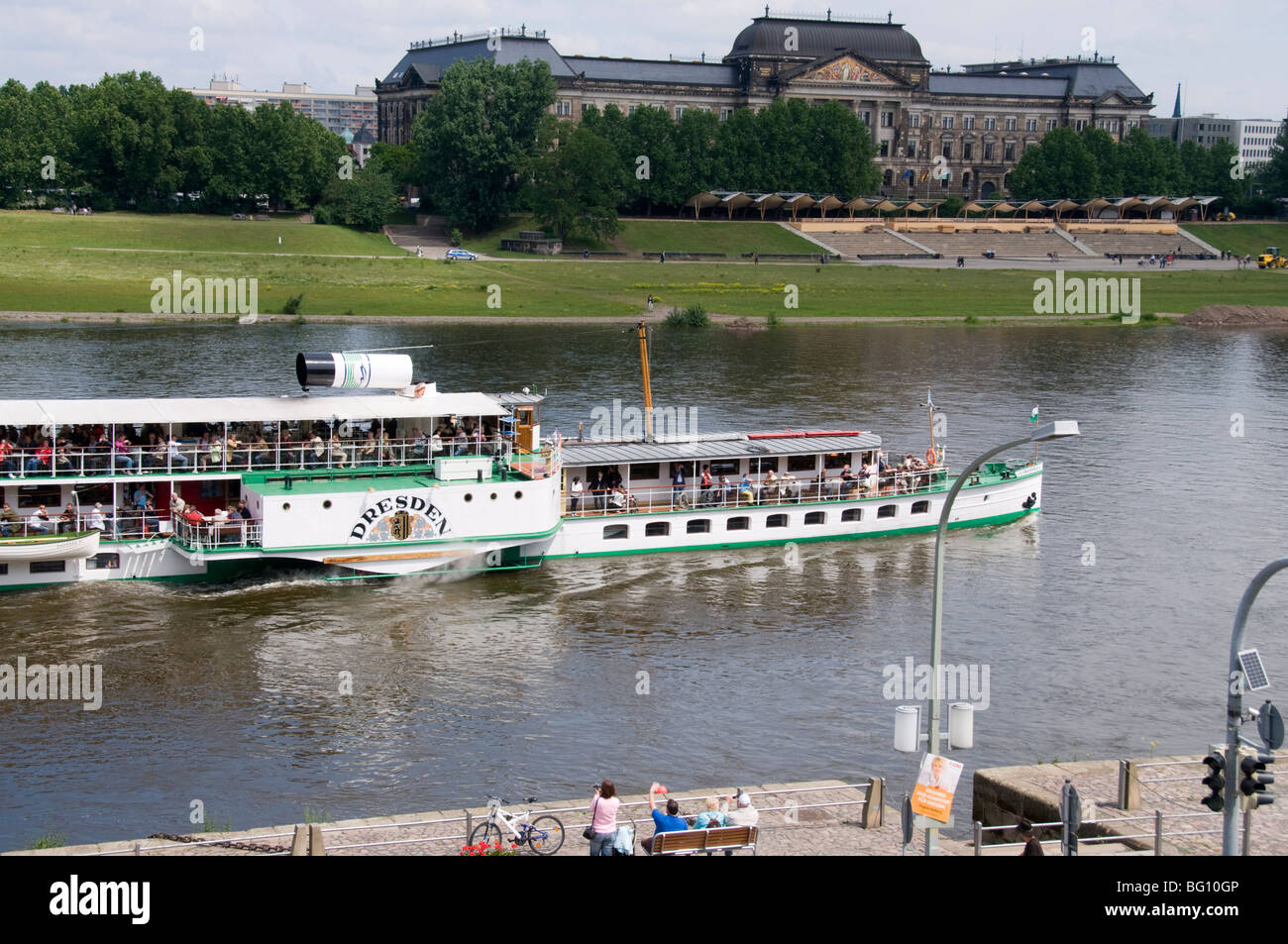 Paddel-Dampfer auf dem Fluss Elbe, Dresden, Sachsen, Deutschland, Europa Stockfoto